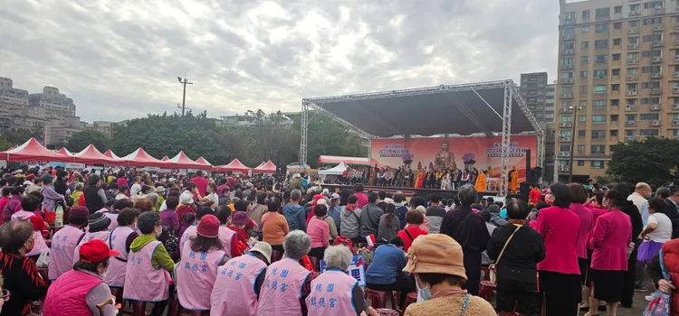 「2025慶祝法寶節 寒冬送暖臘八粥結緣」公益活動，今天於佛光山桃園講堂新弘法基地舉辦，來自四面八方的信眾齊聚會場。警方提供