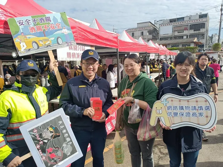 桃園警分局除派員現場交管與維護秩序外，也藉機設攤進行重要節日安全維護、預防犯罪及交通安全宣導。警方提供