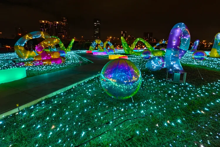 新北燈會萌彩蛇趣燈區。民政局提供