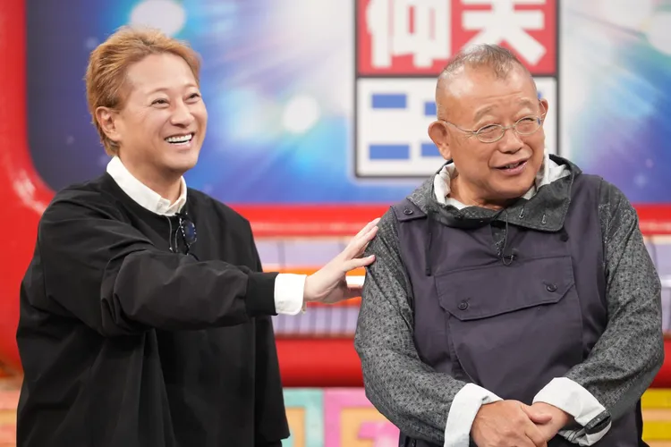 中居正廣（左）和笑福亭鶴瓶一起主持《世界上讓人吃驚的新聞》，今晚播出的集數已事先刪剪中居的畫面。翻攝節目官方X