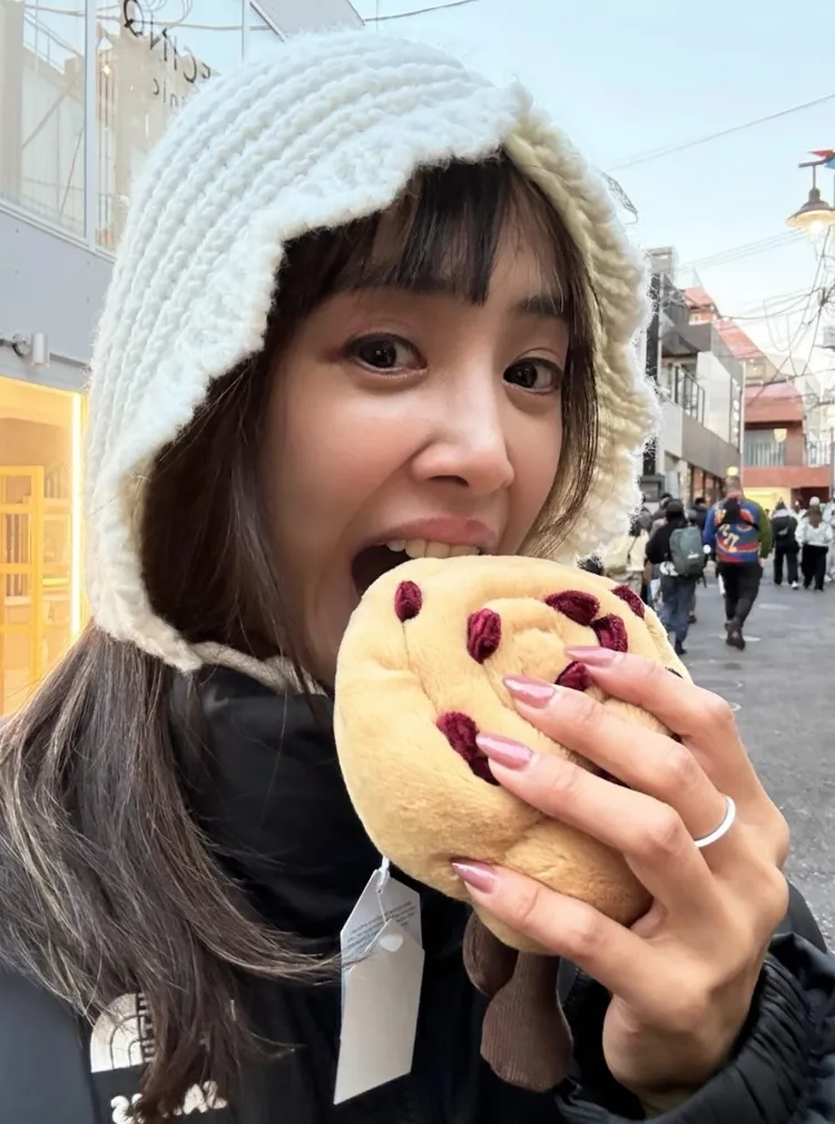 Jolin在東京大嗑麵包。翻攝jolinlove520_jfc Threads