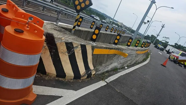 BMW左側先擦撞護欄，在右偏撞及一旁停車格內的7部車輛。資料照片