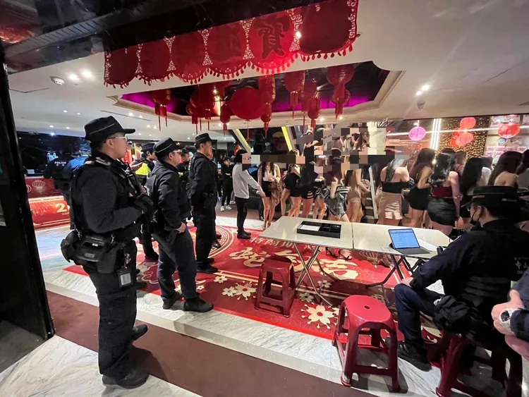 北市警方強力臨檢掃蕩黑幫經營或依附常出沒的239處活動處所。翻攝畫面　