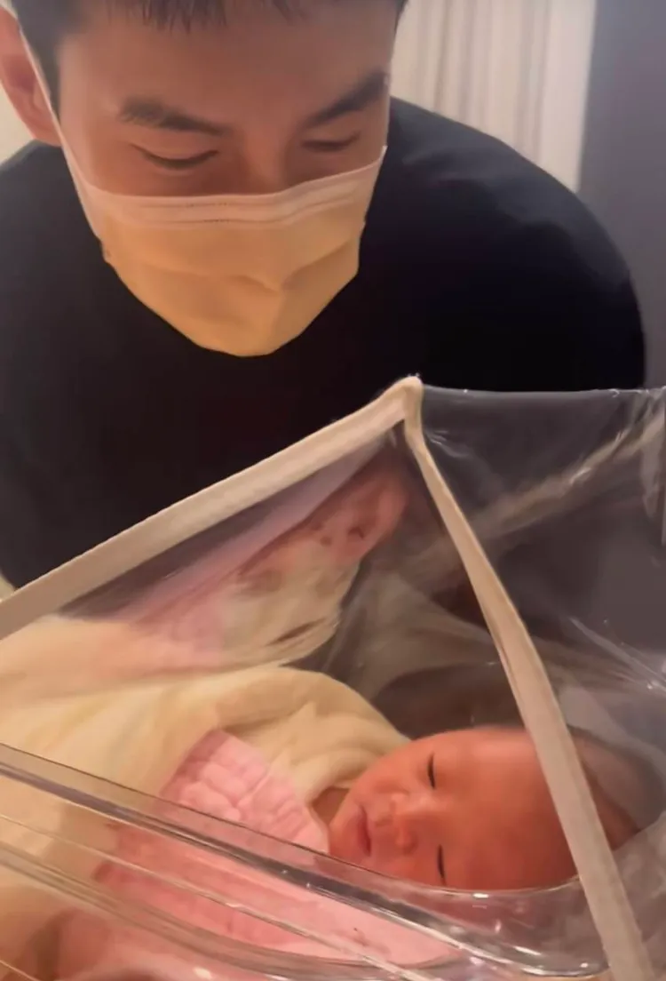 張書豪探望兒子。翻攝自傅娟小紅書