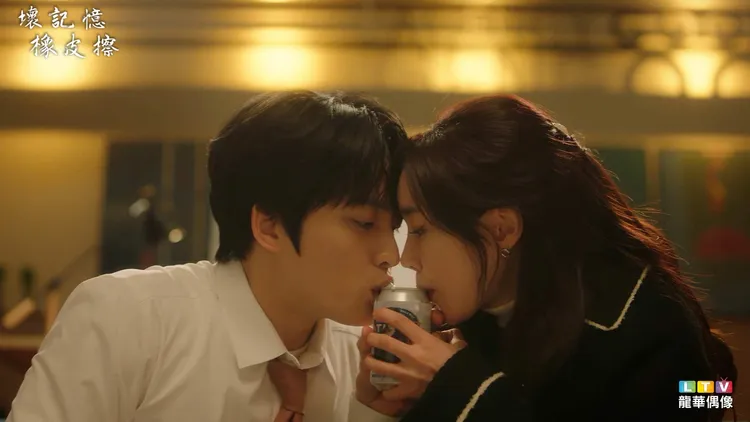 金在中（左）、陳世娫戲裡的啤酒吻讓人心動。龍華電視提供