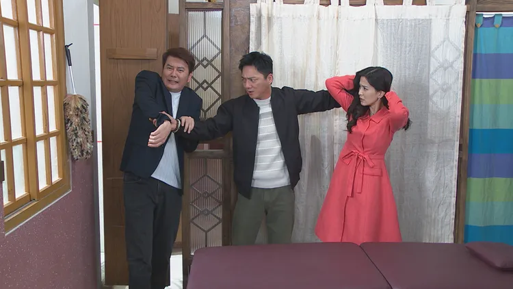 藍葦華（中）扯楚宣（右）頭髮，倪齊民急阻止。民視提供