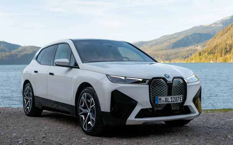 BMW iX提供150 萬 48 期低利率分期方案及 3 年租賃禮馭優惠。本月交車領牌限時加贈「3 年 U-POWER 不限里程免費充電」，再享「原廠第4年延長保固」。原廠照片