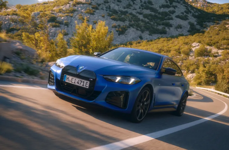 BMW i4提供 BMW Yours 多元智選方案及 3 年租賃禮馭優惠，本月完成交車領牌，指定車型限時加贈「2 年 U-POWER 不限里程免費充電」，再享「原廠第4年延長保固」。原廠照片