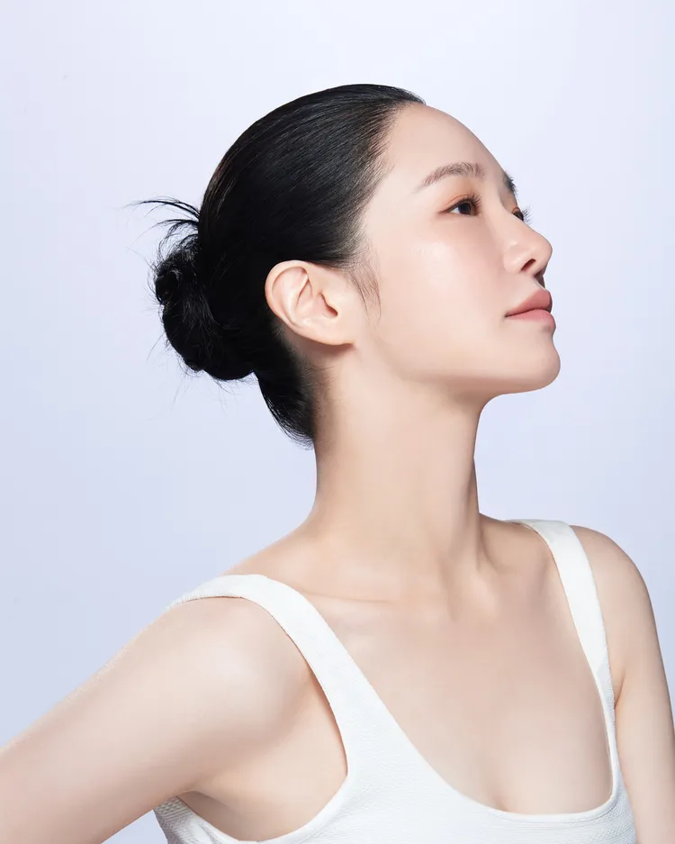 迎接年節，EMFACE菲斯波讓你像朴圭瑛一樣煥發青春光彩。無痛無創、無需修復期，擁有立體澎潤的年輕輪廓，輕鬆呈現最完美的自己