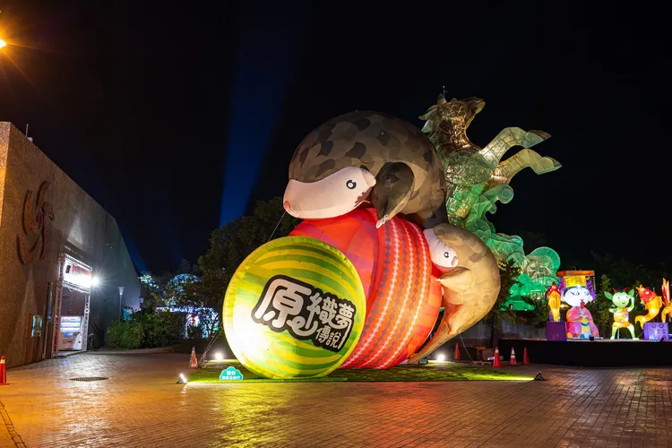 「原織夢傳說」主燈由高達10公尺、寬逾8公尺的穿山甲母子為主人翁。縣府提供