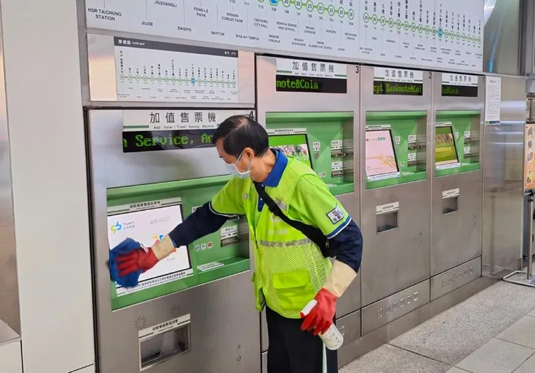 中捷公司針對旅客常碰觸的設備加強清消。中捷提供