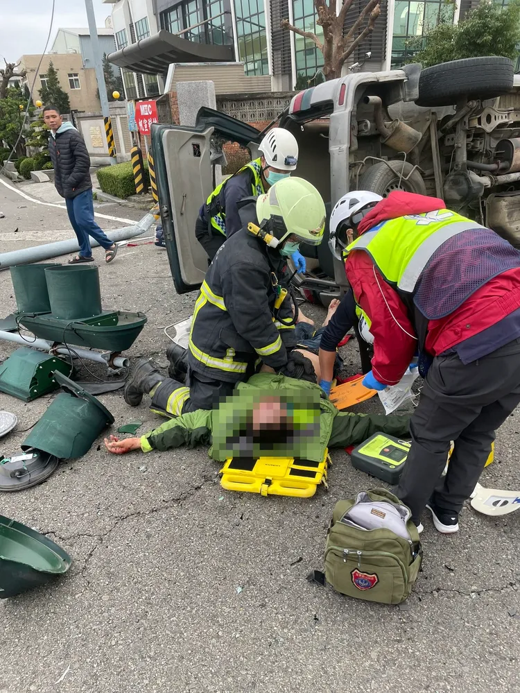 消防人員救出陳姓駕駛，送醫仍不治。民眾提供
