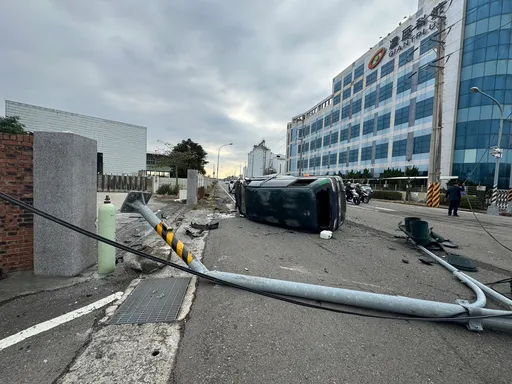 苗栗死亡車禍!休旅車撞斷號誌桿翻覆 駕駛夾困車內身亡