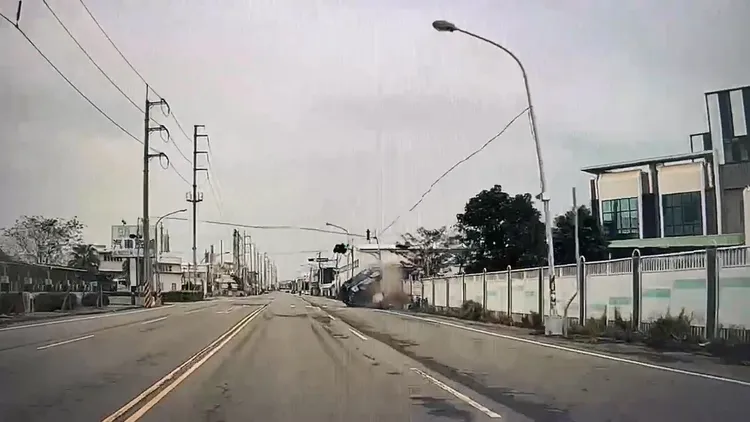 休旅車撞上號誌桿後翻覆。民眾提供