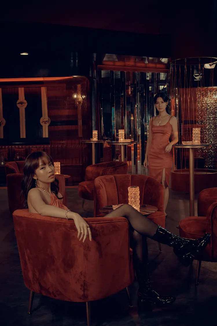 林予晞（後）、王渝萱皆火辣變裝輪流潛入招待所。鏡文學提供