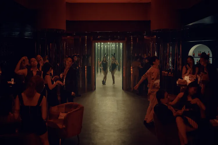 《死了一個娛樂女記者之後》搭建頂級招待所重現極樂派對。鏡文學提供