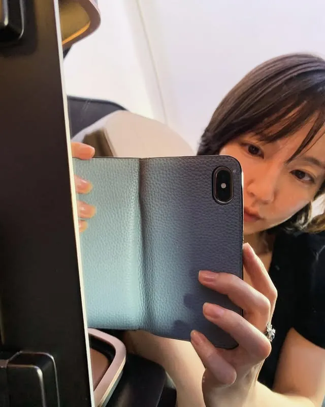 吉岡里帆去年來台時在機上自拍，就被網友注意到手機可能是多年前的舊機種。翻攝吉岡里帆IG