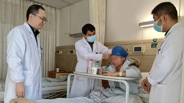 劉女目前住院等待頭皮恢復。翻攝自《人民網》