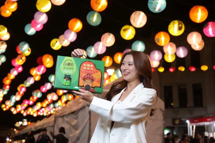 「白蘭氏」經典明星商品「雙認證雞精」結合城隍爺加持，2025開春之際，活力、思緒神來有自，提振精神、維持健康才能贏得好運。業者提供