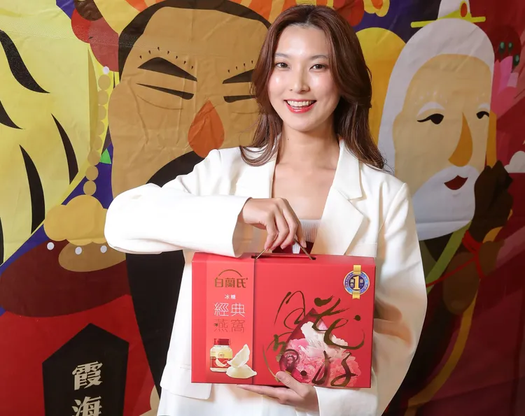 外型大方喜氣的「白蘭氏」奢華版「美力神滋養」燕窩禮盒，為消費者提供高端滋養新選擇。業者提供