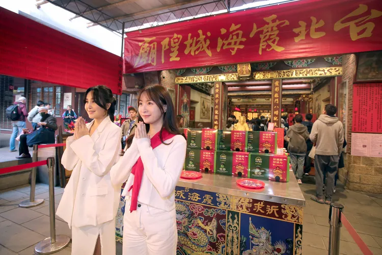 白蘭氏x台北霞海城隍廟「成好事聯名禮盒」系列產品融入城隍爺、月老與虎爺三大神明的加持祝福，讓新年的好運補氣更有感，全方位守護消費者的健康、愛情與財運。業者提供