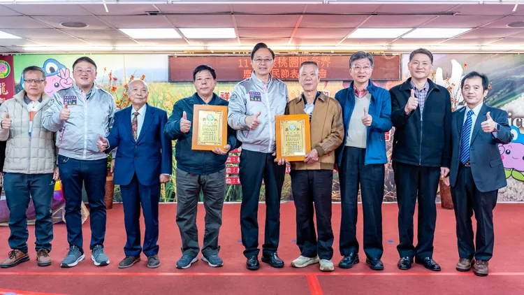 張善政頒獎表揚優良農事小組長。桃園市府提供