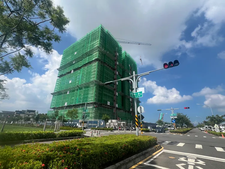 隆大營建大樓預售案「鳳凰信義」，旁邊緊鄰宏苑建設，市場評估房價將持續拉抬區域行情。葉家銘攝