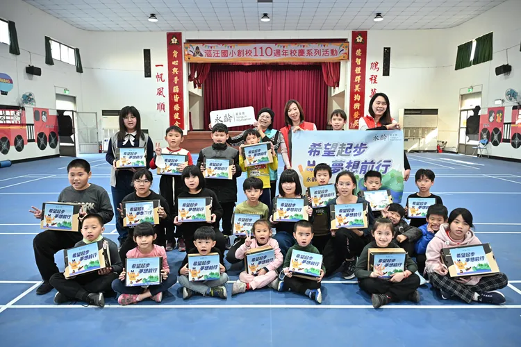 永齡基金會寒冬送暖，郭曉玲執行長親送新球鞋給台南社福機構兒童青少年，作為新年的禮物和祝福。永齡基金會提供