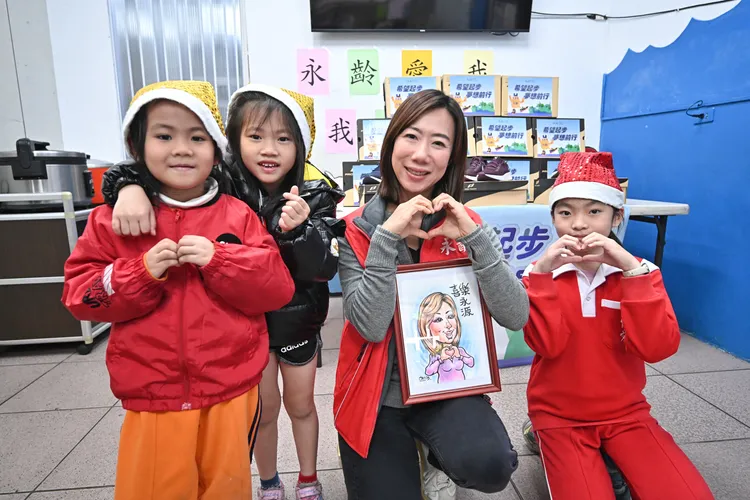 孩子們及志工回贈手寫感謝卡和似顏繪。永齡基金會提供