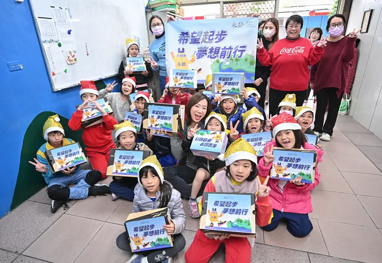 永齡基金會執行長郭曉玲親送新球鞋給台東社福機構兒童青少年，作為新年的禮物和祝福。永齡基金會提供