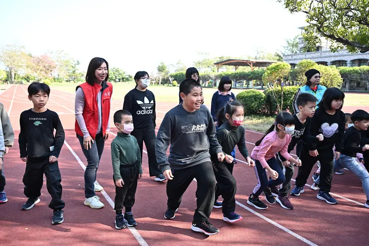 永齡基金會執行長郭曉玲親送新球鞋，並與穿上新鞋的孩子們一同在操場遊戲奔跑。永齡基金會提供