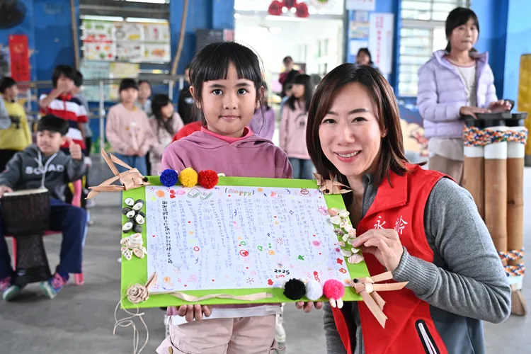 孩子們回贈童趣繽紛的手寫感謝卡。永齡基金會提供