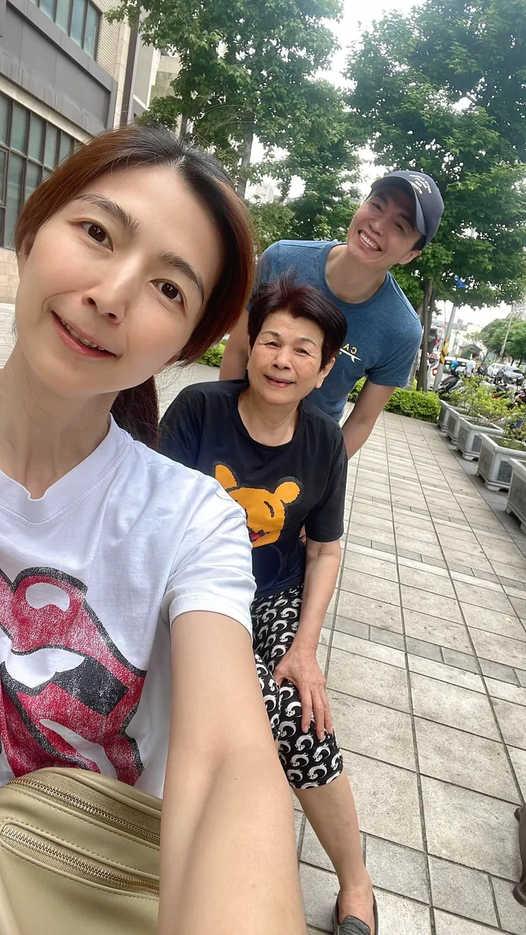 吳鈴山（後）和老婆、岳母過去常常旅遊，一人感情融洽。翻攝自吳鈴山臉書