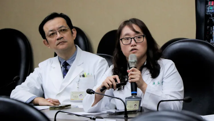 急診部陳盈如醫師（右)報告「院前啟動葉克膜小組急救計畫」試辦至今成效良好。台北榮總提供