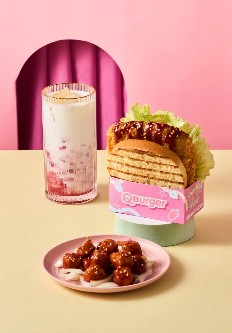 「洋釀脆雞腿布里歐吐司」以奶香布里歐吐司搭酥脆雞腿及道地韓式洋釀醬製成，風味甜辣香濃。業者提供