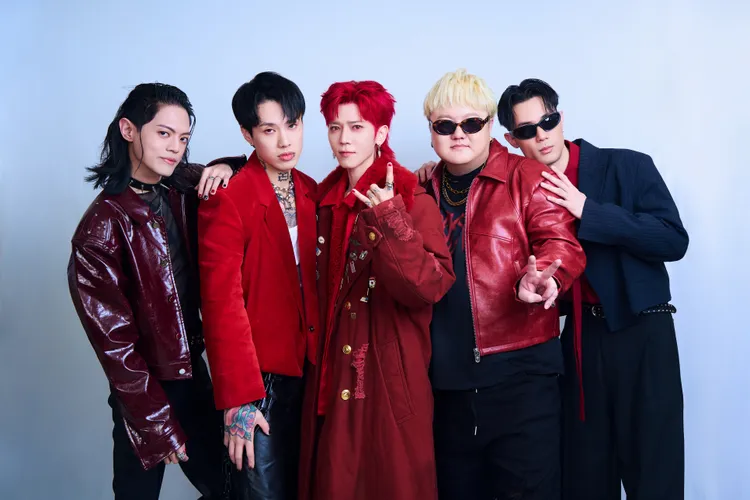 畢書盡（中）與TRASH首度合唱合作新歌《偶像歌手》。圖／索尼音樂提供