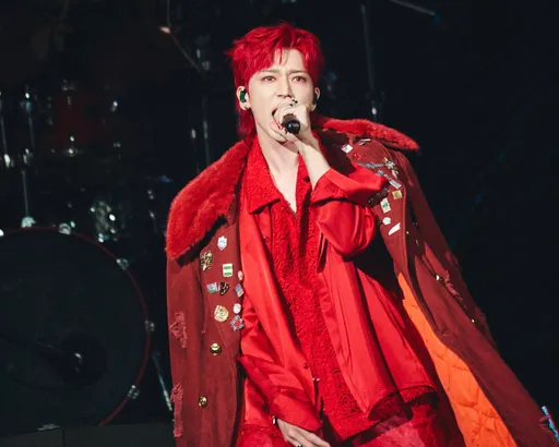 畢書盡紅炸造型撞GD 攜手金曲歌后與樂團嗨翻《紅白》舞台