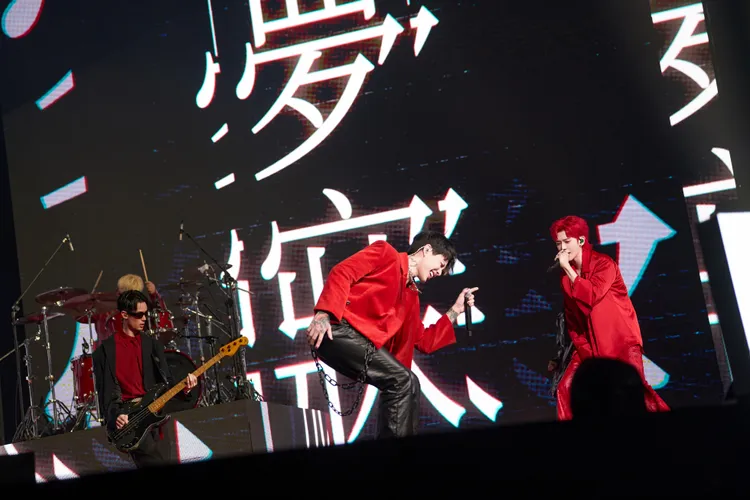 畢書盡（右）與TRASH主唱阿夜互飆高音。圖／索尼音樂提供