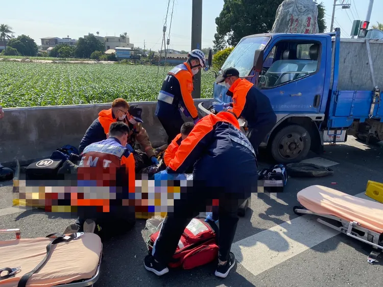 8旬夫妻雙載左轉時被小貨車撞上。民眾提供