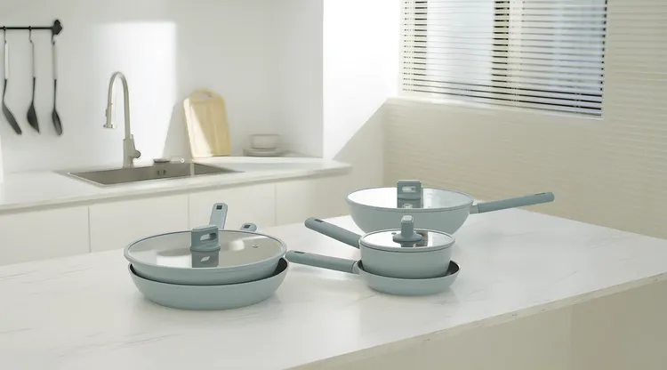 樂扣樂扣多年來持續高度關注環保議題，並推動資源再生材質產品製成，歷經耗時研發於2024年末重磅推出全新商品「ECO BLUE鍛造陶瓷不沾IH鍋」，新春檔期新品上市也推出超值優惠方案。業者提供