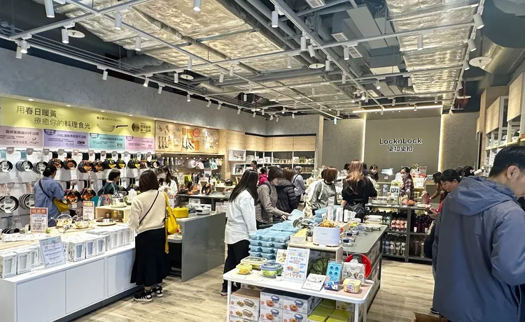 樂扣樂扣林口三井OUTLET二館門市讓購物不僅僅是消費，更是一趟探索理想生活的極致行旅，試營運期間已創造超乎預期業績表現。業者提供