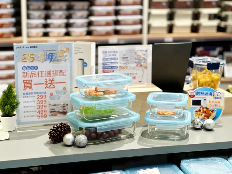 時值品牌登台25周年，樂扣樂扣特推出「藍莓慕斯耐熱玻璃保鮮盒」限定款，於林口三井OUTLET二館新門市試營運期間即引爆銷售熱潮，即日起至2/2新春檔期多種尺寸買一送一，最低299元起。業者提供