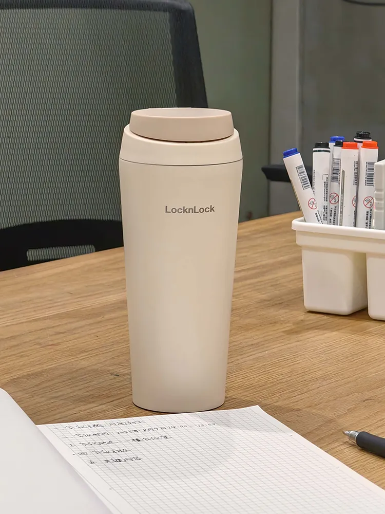 樂扣樂扣新春檔期特揀選推薦兩款秋冬新品暢銷熱賣色系與一款門市獨賣隨行杯瓶品項推出超值優惠，其中「樂扣樂扣跳跳奶蓋彈蓋不鏽鋼咖啡杯」550ml香草奶蓋，原價1319元，特價799元。業者提供