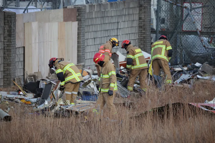 濟州航空班機撞牆爆炸，圖為救難人員在牆邊搜救。路透社資料照片