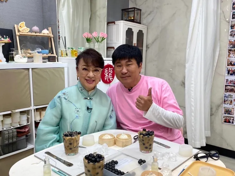 胡瓜（右）和翁倩玉互動，趣味十足。《下面一位》提供