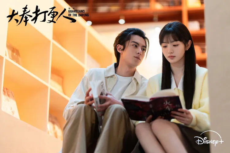  王鶴棣（左）、田曦薇（右）在《大奉打更人》主角許七安的幻境中演繹現代情侶。Disney+ 