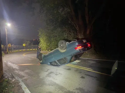 淡水7旬翁撞边坡翻车　自行脱困拒送医却曝「这1事」进了警局　