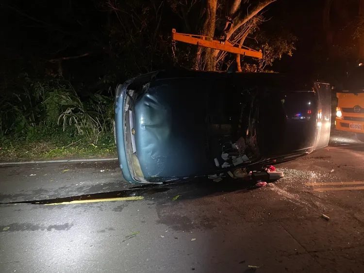 拖吊車昨天晚間9點協助調離事故車輛，道路順利恢復雙向通行。翻攝畫面