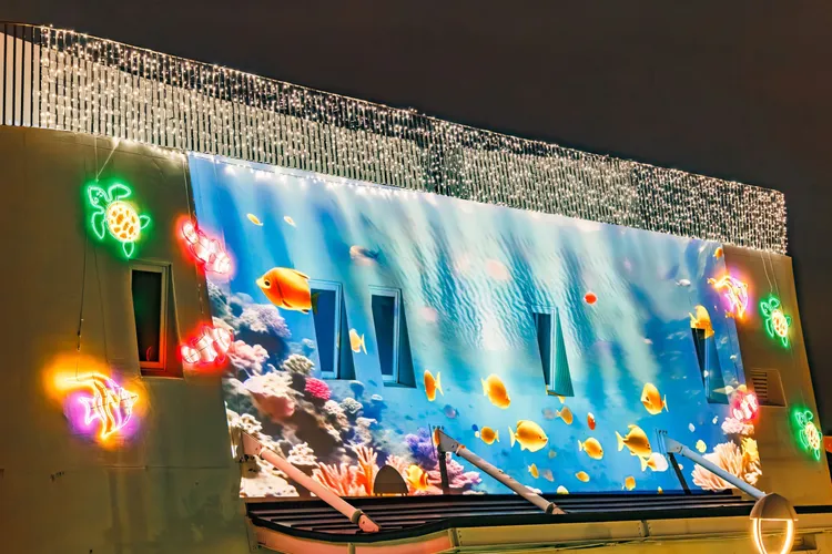 屏東縣府透過造型燈飾與夜間光環境營造，打造海岸線新觀光景點。屏東縣政府提供