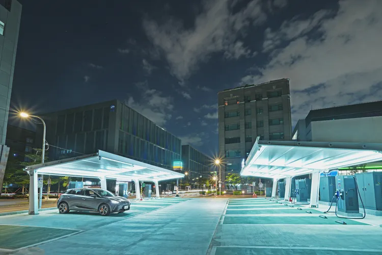 台北市內湖的民善站，成為U-POWER最大的充電站之一，每月充電量已達12萬度電，預計未來將擴建至可提供45萬度電。業者提供